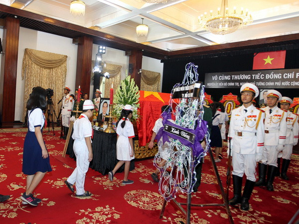 Các đại biểu và người dân đến viếng nguyên Thủ tướng Phan Văn Khải ảnh 1