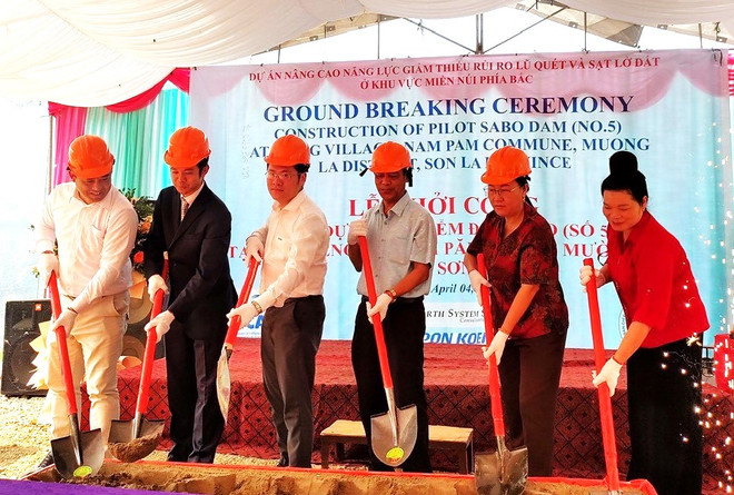 khoi cong xay dung dap sabo.jpg