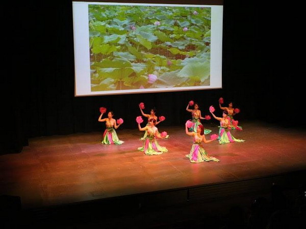 Du học sinh Việt Nam quảng bá văn hóa quê hương trên đất Anh ảnh 1