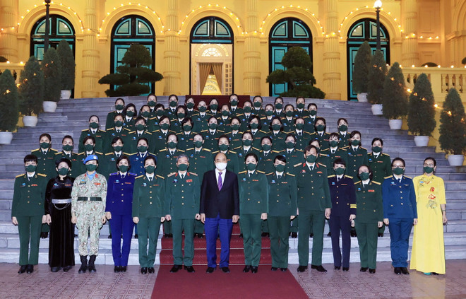 Chủ tịch nước Nguyễn Xuân Phúc tiếp đại biểu Phụ nữ Quân đội ảnh 1