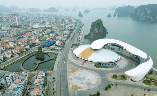 Tuyến đường chạy qua nhiều công trình văn hóa nghìn tỉ khác của Hạ Long như Thư viện - Bảo tàng Quảng Ninh; Cung quy hoạch hội chợ, triển lãm, văn hóa Quảng Ninh; Quảng trường 30.10... (Ảnh: Quốc Khánh/TTXVN) ttxvn tuyen_duong_ven_bien_ha_long_-_tuyet_pham_ben_bo_di_san6.jpg