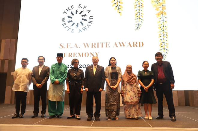 ttxvn hai_nha_van_viet_nam_duoc_trao_giai_thuong_nha_van_dong_nam_a_cua_hoang_gia_thai_lan2.jpg