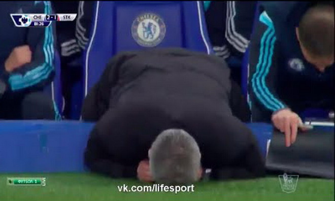 Mourinho đập đầu, khóc mếu máo sau pha bỏ lỡ của "bom tấn" ảnh 1