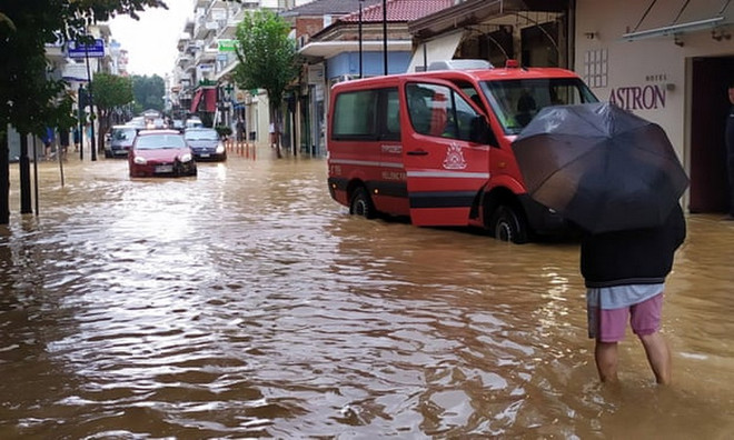 Bão Ianos đổ bộ vào Hy Lạp làm 2 người chết, 2 người mất tích ảnh 1