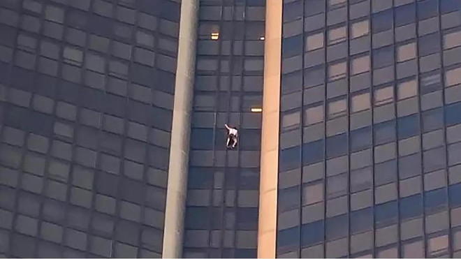 "Người nhện" bị bắt khi leo lên tòa nhà Tour Montparnasse cao 210m ảnh 1