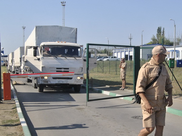 Ukraine đồng ý để Nga gửi hàng viện trợ nhân đạo cho miền Đông ảnh 1