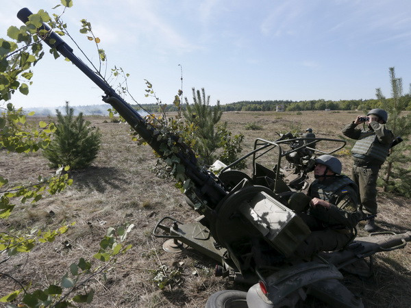 Binh sỹ Ukraine trong buổi diễn tập quân sự tại vùng Kiev ngày 2/10. (Nguồn: REUTER/TTXVN) Ukraine cho phép quân đội bắn máy bay vi phạm biên giới ảnh 1