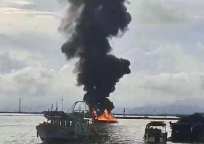 Quảng Ninh: Xuồng chở dầu bất ngờ bốc cháy trên vùng biển Móng Cái ảnh 1