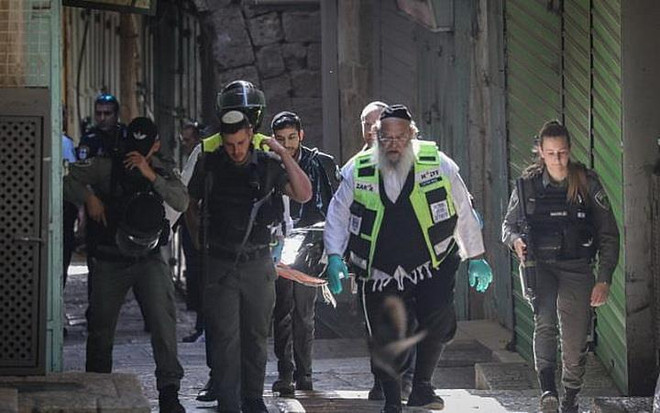 Lực lượng chức năng Israel chuyển thi thể nạn nhân bị một người đàn ông Palestine đâm chết ở Jerusalem. (Nguồn: timesofisrael.com) Israel: Tấn công bằng dao khiến 2 người bị thương ở Jerusalem ảnh 1
