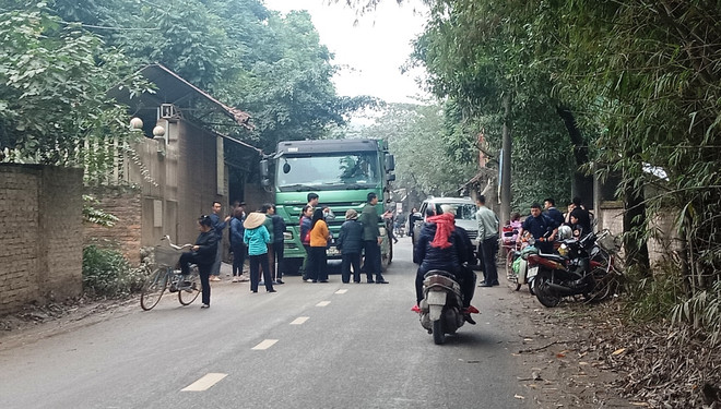Người dân Sóc Sơn lại chặn xe vào bãi rác lớn nhất Hà Nội ảnh 1
