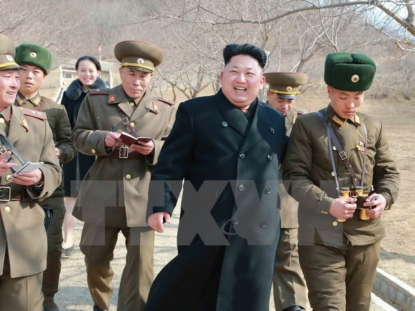 Nhà lãnh đạo Triều Tiên Kim Jong-un thị sát nữ phi công bay tập ảnh 1