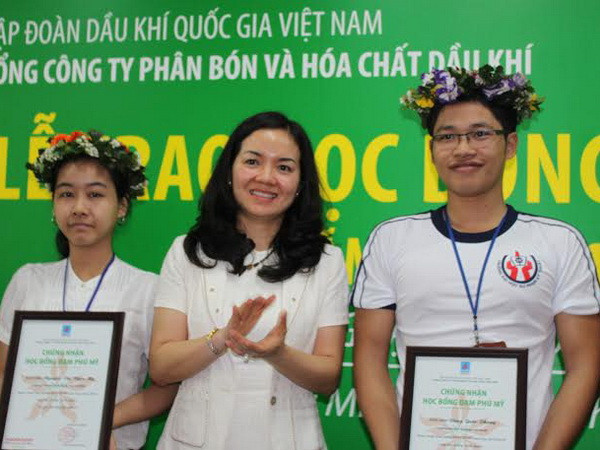 Trao 3,4 tỷ đồng học bổng cho sinh viên xuất sắc ảnh 1