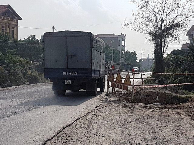 Mặt bằng tuyến đường bị vướng mắc theo kiểu “xôi đỗ” khiến nhà thầu không thể thi công. (Ảnh: Việt Hùng/Vietnam+) Dự án BOT Quốc lộ 38: Mặt bằng "xôi đỗ", khó thông xe trước 31/12 ảnh 2