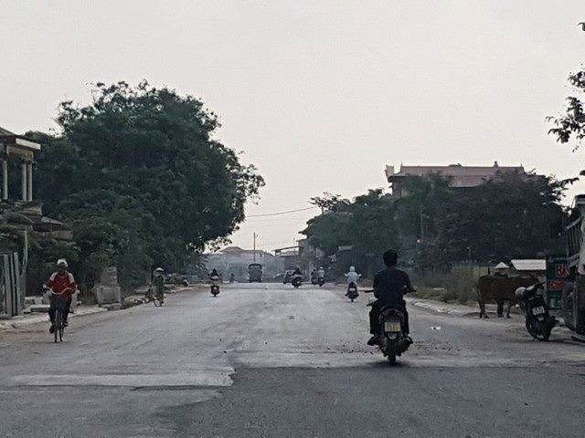 Nhà thầu chưa thể trải thảm xong lớp bêtông nhựa trên cùng và các hạng mục an toàn giao thông chưa hoàn thiện. (Ảnh: Việt Hùng/Vietnam+) Dự án BOT Quốc lộ 38: Mặt bằng "xôi đỗ", khó thông xe trước 31/12 ảnh 1