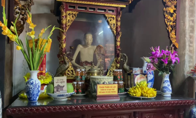 Toàn thân xá lợi thiền sư Vũ Khắc Trường. (Ảnh: Bích Hằng/Vietnam+) Xa loi thien su Vu Khac Truong.PNG