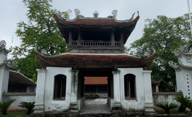 Tam quan Chùa Đậu là một gác chuông 2 tầng 8 mái với các đầu đao cong vút. (Ảnh: Bích Hằng/Vietnam+) tam quan.PNG