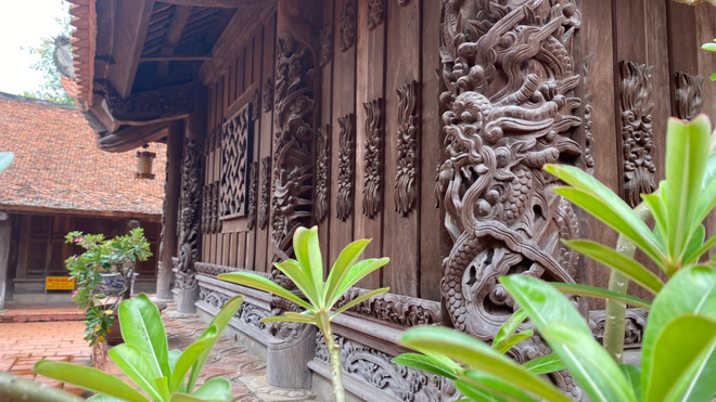 Nghệ thuật chạm khắc trên gỗ mang đậm phong cách mỹ thuật thời Lê Trung Hưng. (Ảnh: Bích Hằng/Vietnam+) Cham khac go3 (2).jpeg