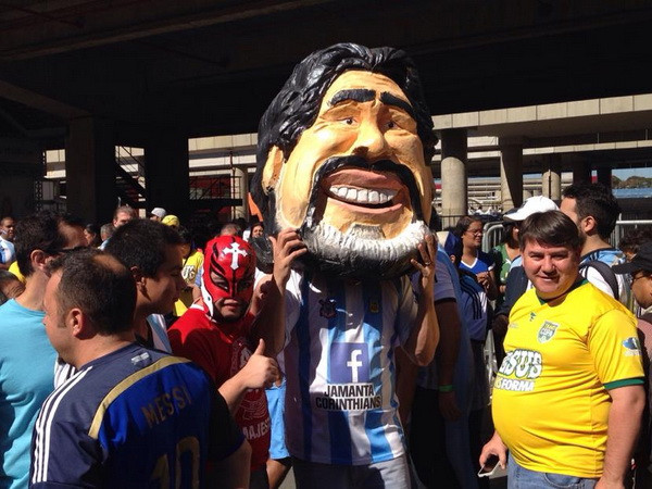 Ở Argentina, Messi không bao giờ sánh được với Maradona ảnh 1