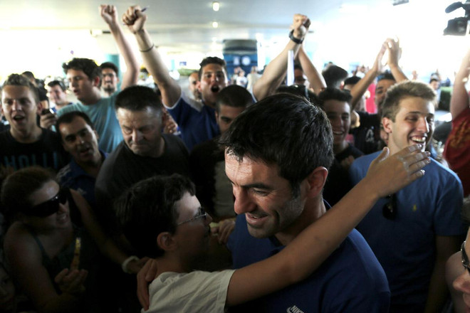 Đội tuyển Hy Lạp được cổ động viên chào đón như người hùng ảnh 1