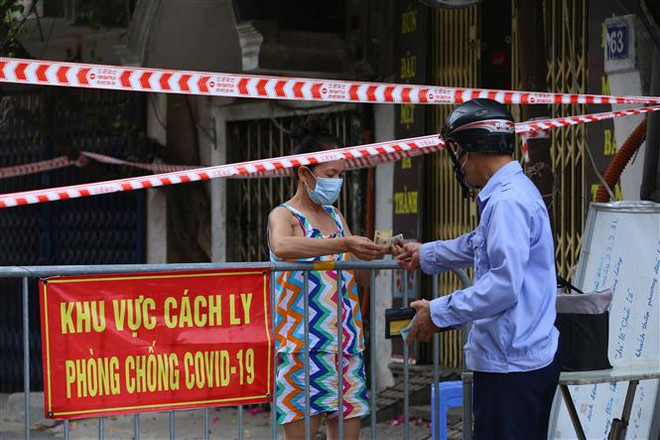 Rào chắn phong tỏa (chụp tại ngõ Văn Chương 2, chiều 14/8). (Ảnh: Hoàng Hiếu/TTXVN) Lưu ý một số điểm trong thực hiện chỉ đạo chống dịch COVID-19 ảnh 1