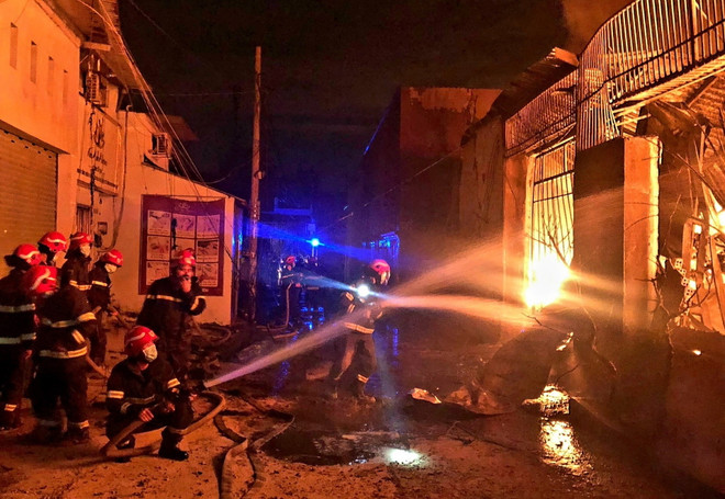 TP Hồ Chí Minh: Phong tỏa hiện trường, điều tra vụ cháy xưởng sơn ảnh 1