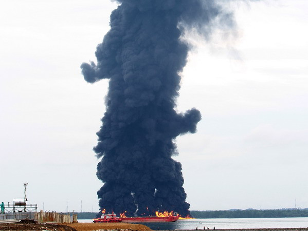 Tàu chở hàng bốc cháy tại cảng biển ở phía Tây Hàn Quốc ảnh 1