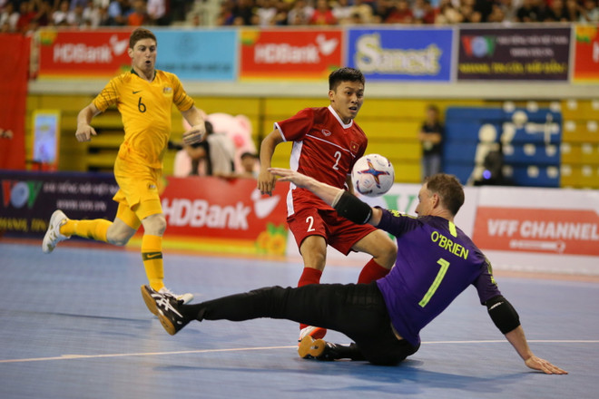 Việt Nam (áo đỏ) giành ngôi đầu sau lượt ra quân. Việt Nam hạ Australia ở trận ra quân giải Futsal Đông Nam Á 2019 ảnh 1