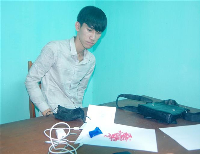 Bắt giữ đối tượng mang hơn 120 viên ma túy tổng hợp trên xe khách ảnh 1