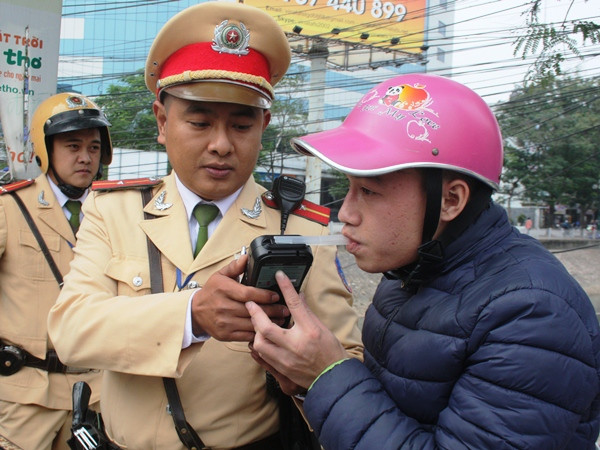 Cảnh sát giao thông kiểm tra, xử lý người vi phạm nồng độ cồn khi tham gia giao thông. (Ảnh: Việt Hùng/Vietnam+) Cảnh sát giao thông Hà Nội xử lý các “ma men” sau tay lái ảnh 1