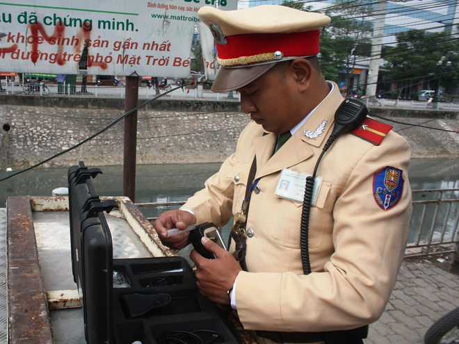 Kiểm tra thiết bị máy thở đo nồng đồn cồn. (Ảnh: Việt Hùng/Vietnam+) Cảnh sát giao thông Hà Nội xử lý các “ma men” sau tay lái ảnh 3