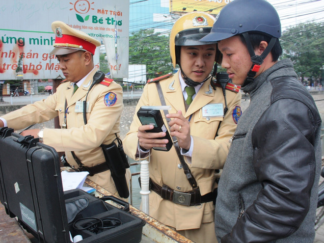 Hướng dẫn người sử dụng rượu bia trước khi tiến hành đo nồng độ. (Ảnh: Việt Hùng/Vietnam+) Cảnh sát giao thông Hà Nội xử lý các “ma men” sau tay lái ảnh 4