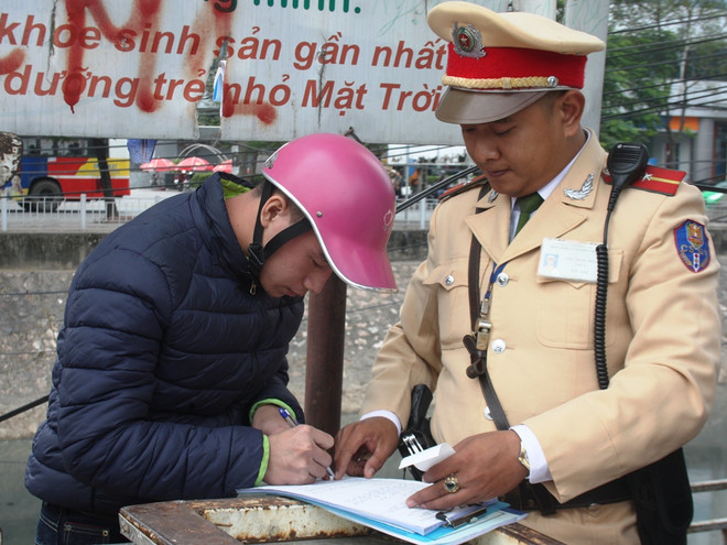 Lập biên bản xử phạt với hành vi sử dụng rượu bia khi lái xe. (Ảnh: Việt Hùng/Vietnam+) Cảnh sát giao thông Hà Nội xử lý các “ma men” sau tay lái ảnh 7