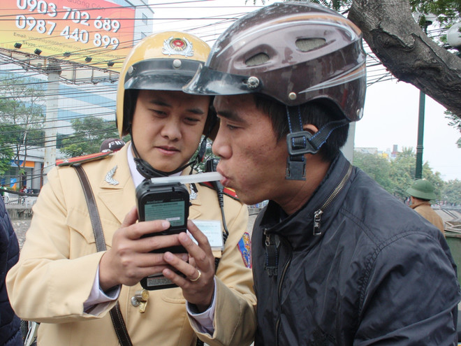 Vẫn còn rất nhiều “ma men” lưu thông trên đường, gây nguy hiển an toàn giao thông. (Ảnh: Việt Hùng/Vietnam+) Cảnh sát giao thông Hà Nội xử lý các “ma men” sau tay lái ảnh 9