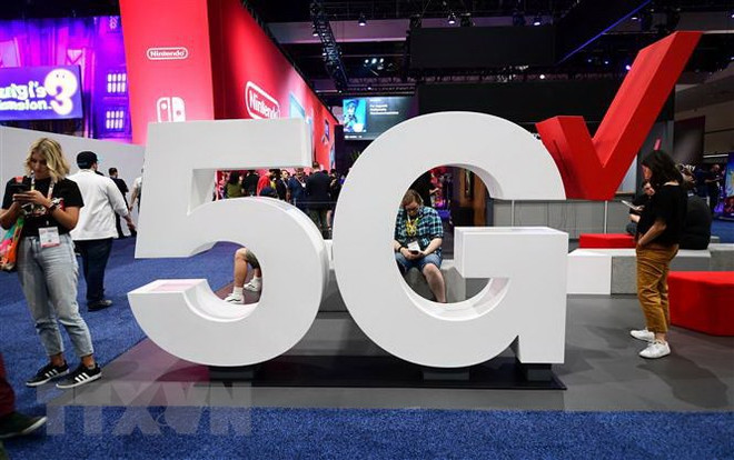 Biểu tượng mạng 5G tại một triển lãm. (Ảnh: AFP/TTXVN) Nhật Bản hỗ trợ các công ty trong nước phát triển mạng 5G ảnh 1