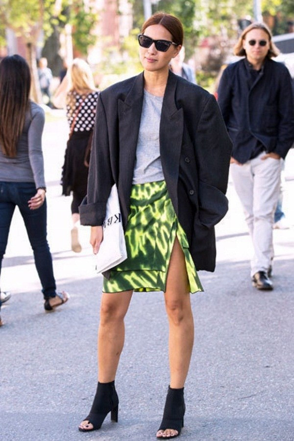 Năm cách biến hóa giúp bạn phong cách với áo khoác blazer đen ảnh 1