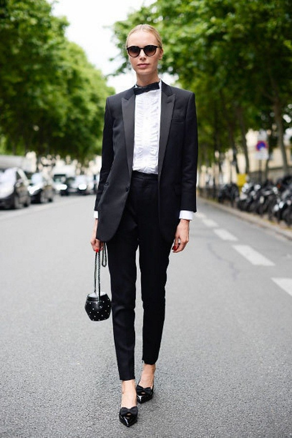 Năm cách biến hóa giúp bạn phong cách với áo khoác blazer đen ảnh 6