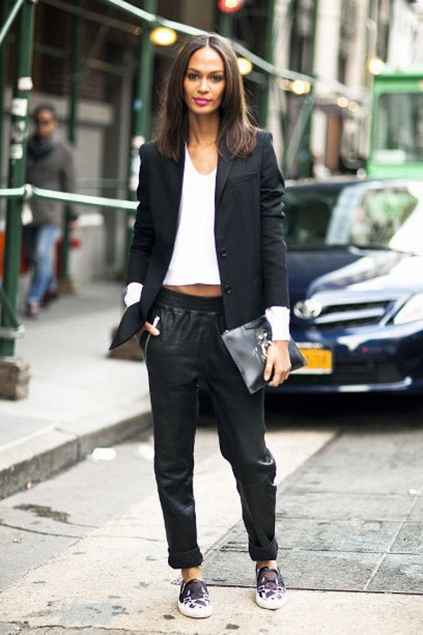 Năm cách biến hóa giúp bạn phong cách với áo khoác blazer đen ảnh 3