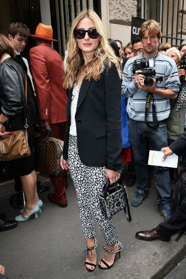 Năm cách biến hóa giúp bạn phong cách với áo khoác blazer đen ảnh 2