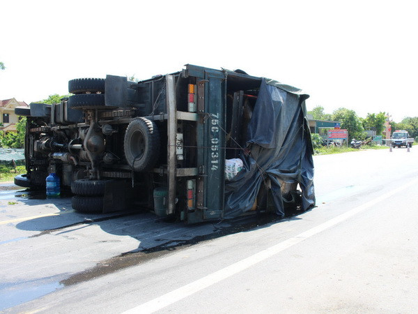 Lật xe tải chở máy gặt lúa, giao thông Quốc lộ 1A tắc nghẽn ảnh 1