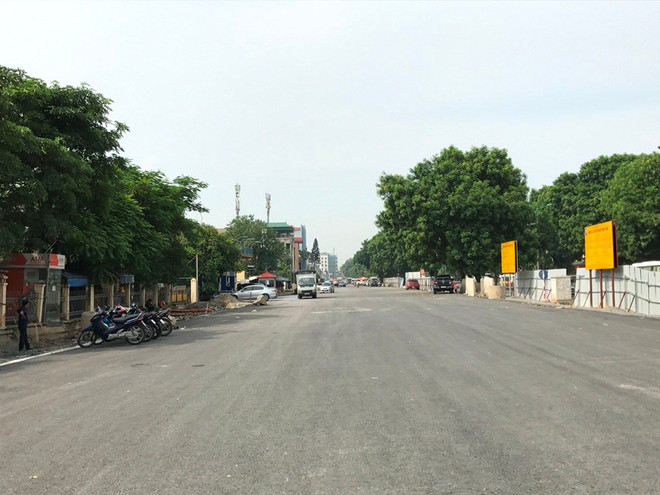 Hà Nội chặt hạ, di chuyển gần 1.200 cây xanh đường Phạm Văn Đồng ảnh 1