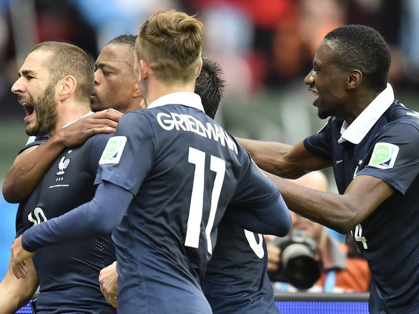 Benzema lập cú đúp, Pháp xóa dớp buồn trong 3 World Cup ảnh 1