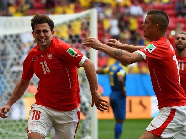 Thụy Sĩ ngược dòng trước Ecuador nhờ "bộ não" của người Đức ảnh 1