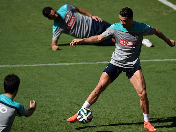 Huấn luyện viên Bồ Đào Nha phẫn nộ vì phải thi đấu giữa trưa ảnh 1