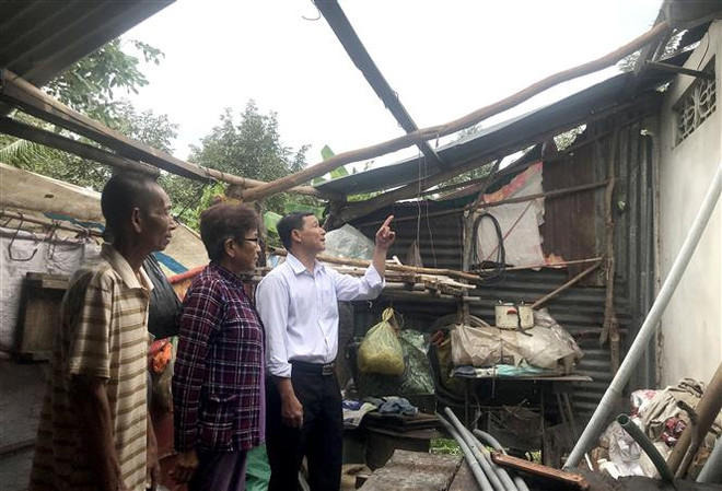 Căn nhà của bà Trần Thị Dung, xã Đồng Phú, huyện Long Hồ bị tốc mái do dông, lốc. (Ảnh: Lê Thúy Hằng/TTXVN) Cà Mau, Vĩnh Long chịu nhiều thiệt hai do mưa bão, dông lốc ảnh 2