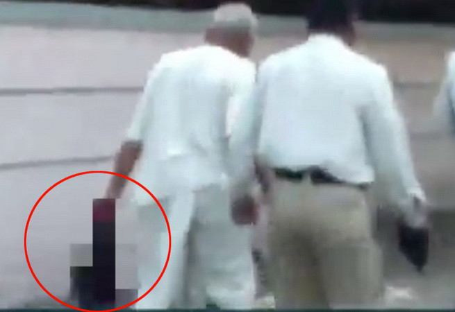 Kinh hoàng khi chứng kiến chồng xách đầu vợ đầy máu me trên phố ảnh 1