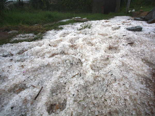 Mưa đá và gió lốc ở Lào Cai, 2 người bỏng nặng vì sét đánh ảnh 1