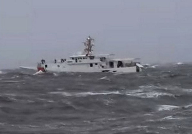 Mỹ: Bão lớn làm lật tàu thương mại khiến nhiều người mất tích ảnh 1