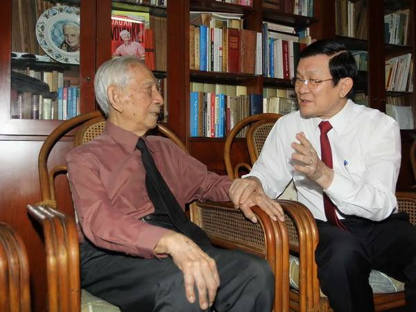 Chủ tịch nước Trương Tấn Sang thăm và chúc Tết Nhà nghiên cứu Nguyễn Đình Đầu. (Ảnh: Thanh Vũ/TTXVN) Chủ tịch nước chúc Tết các nhân sĩ trí thức, nghệ sĩ tại TP.HCM ảnh 1