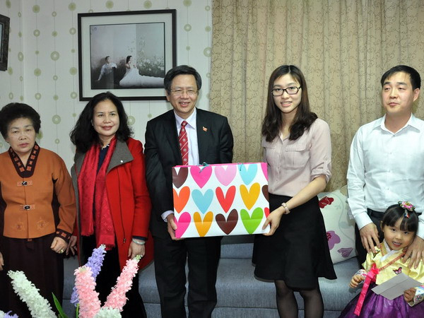Đại sứ Việt Nam tại Hàn Quốc tặng quà cô dâu người Việt dịp Tết ảnh 1