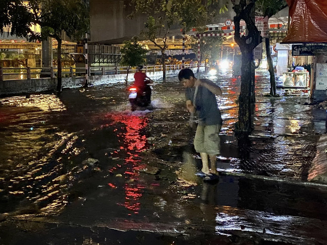 Mưa lớn kết hợp triều cường, nhiều tuyến đường TP.HCM ngập nặng ảnh 2